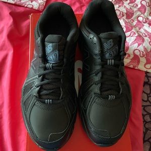 New in box Women’s New Balance shoes size 10